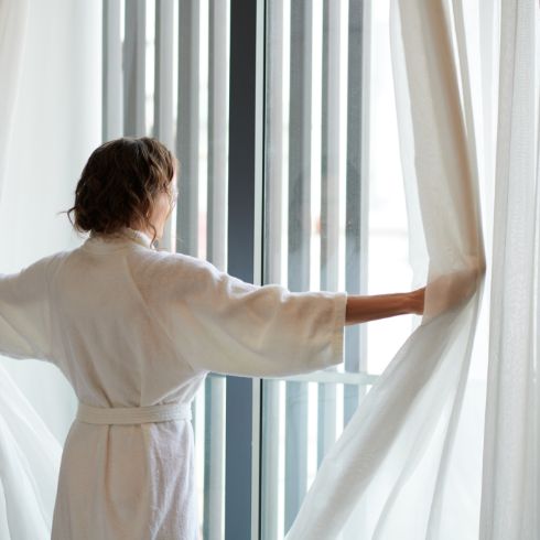 Persianas y cortinas para interiores modernos